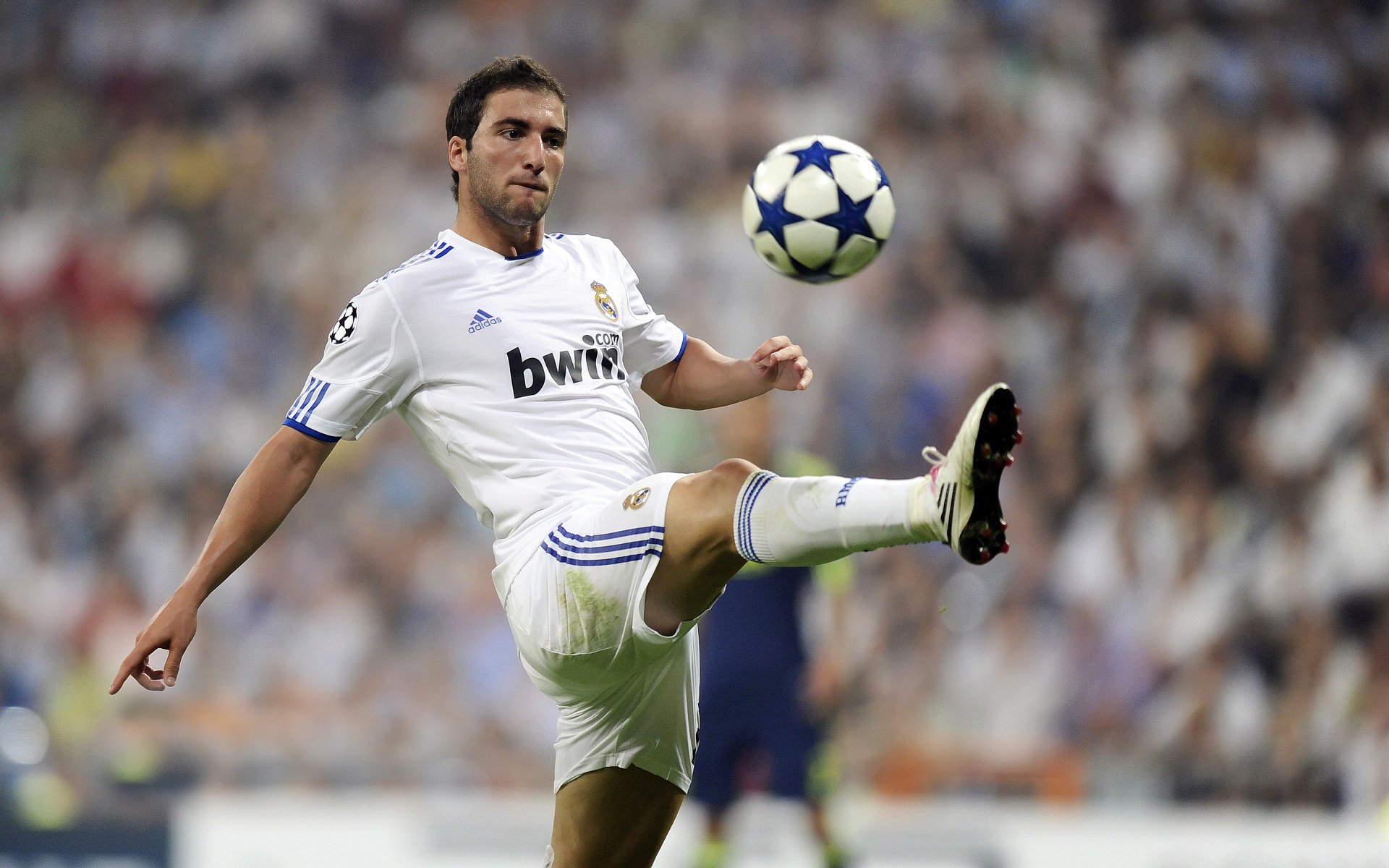 kaiyun 开云体育-维尼修斯火线反击，皇马内线火力渐次爆发，皇马妮维雅